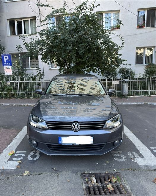 Volkswagen Jetta 2013 | 1.6 TDI 105 CP | Cutie Manuală | Investiții majore recent + Anvelope noi | 3.100 € (Defect: Low Pressure Oil)