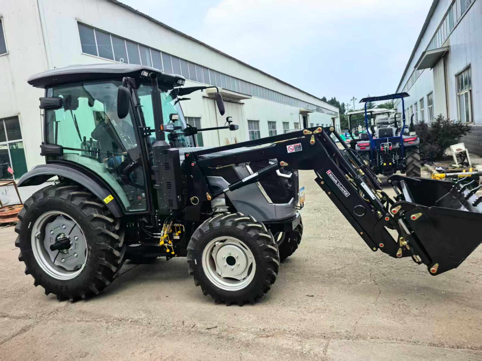 Tractor New River 75 CP 754B 4×4 cu încărcător frontal